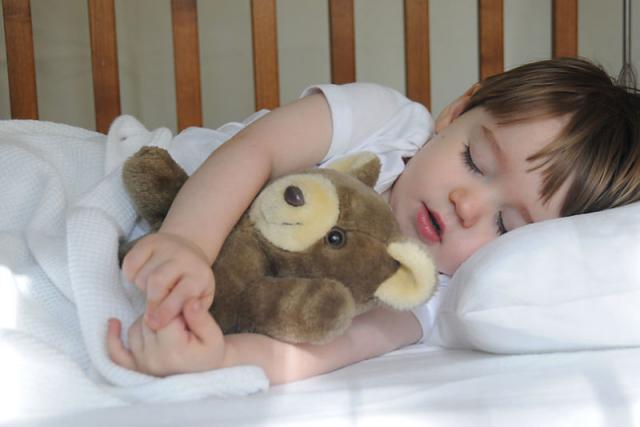 У грудничка сильно потеет голова во время кормления или сна: причины Почему потеет затылок у ребенка 6 месяцев